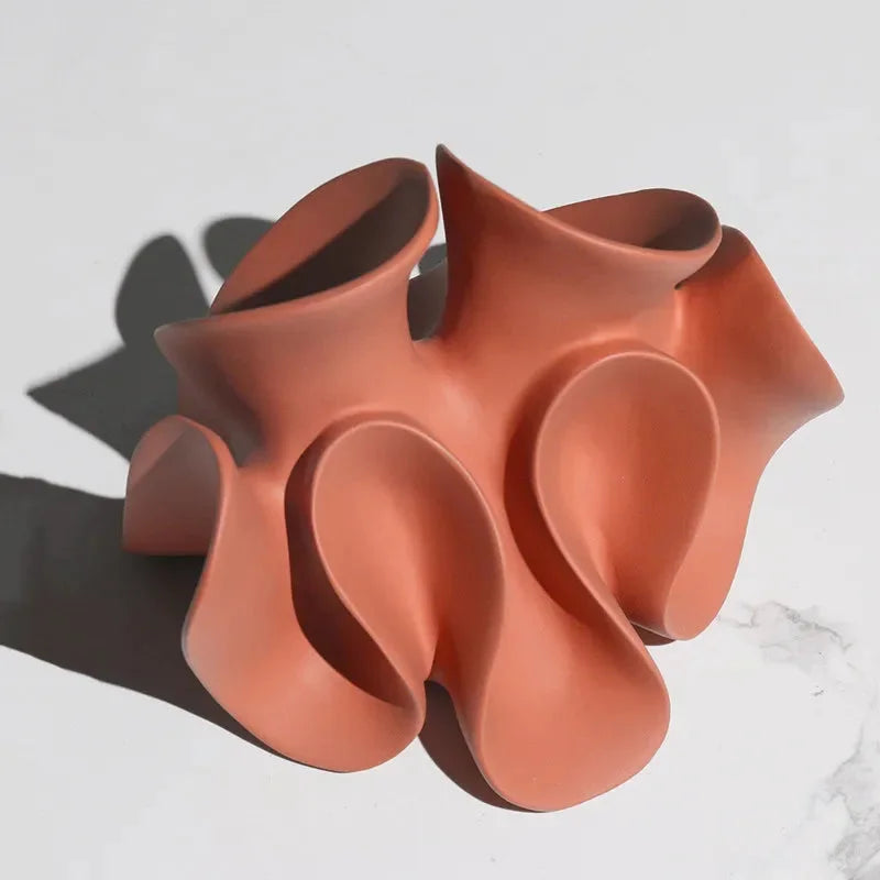 Bloom Wave Skulptur aus Kunstharz – Elegante Wellenform für Modernes Design 9