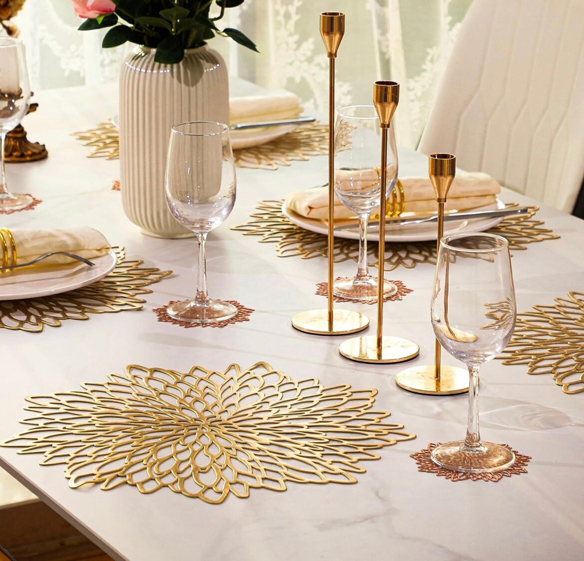 **Goldene Tischsets Mit Untersetzern – Elegante Festliche Atmosphäre** 3
