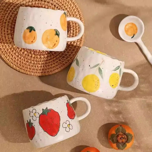 Rustikale Keramiktasse Mit Handgemalten Fruchtmotiven – Charmante Verspieltheit Für Ihren Alltag 1
