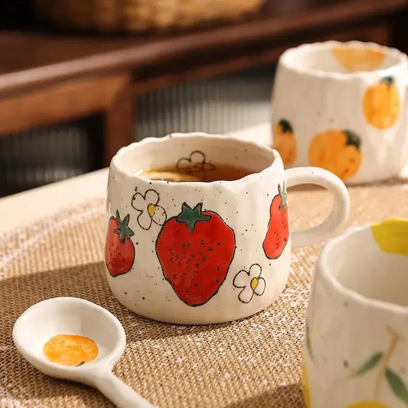 Rustikale Keramiktasse Mit Handgemalten Fruchtmotiven – Charmante Verspieltheit Für Ihren Alltag 5