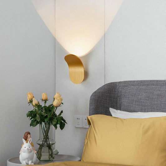 <strong>Designer-LED-Wandleuchte Gebogener Metallschirm – Elegante Beleuchtung für Ihr Zuhause</strong> 1