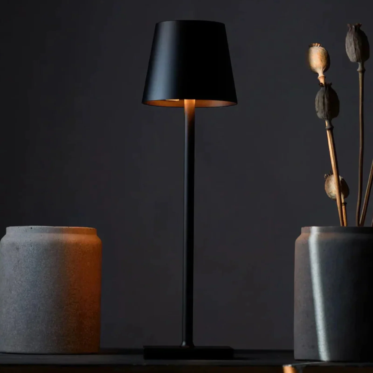 Schlanke Tischlampe Kegelschirm - Stilvolles Licht