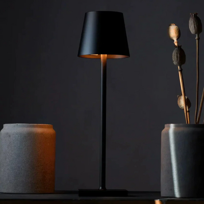 Schlanke Tischlampe Kegelschirm - Stilvolles Licht