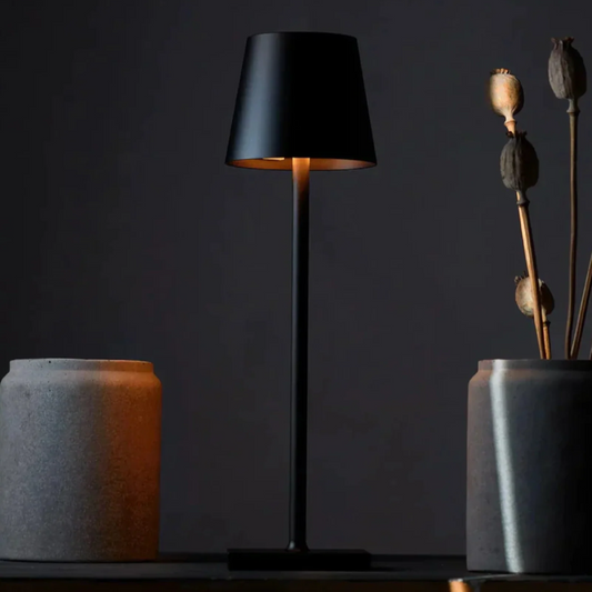 Schlanke Tischlampe Kegelschirm - Stilvolles Licht