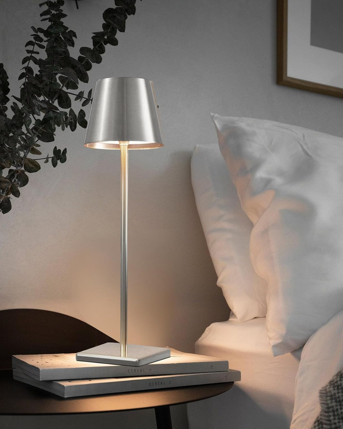 Schlanke Tischlampe Kegelschirm - Stilvolles Licht