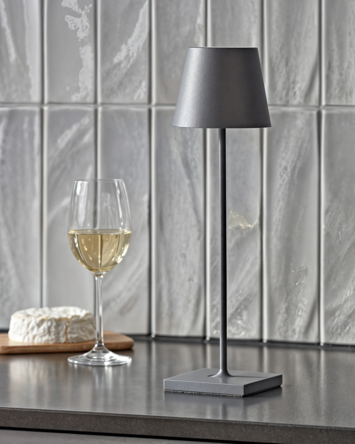 Schlanke Tischlampe Kegelschirm - Stilvolles Licht