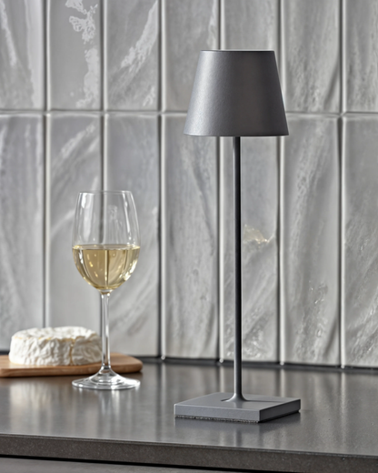 Schlanke Tischlampe Kegelschirm - Stilvolles Licht