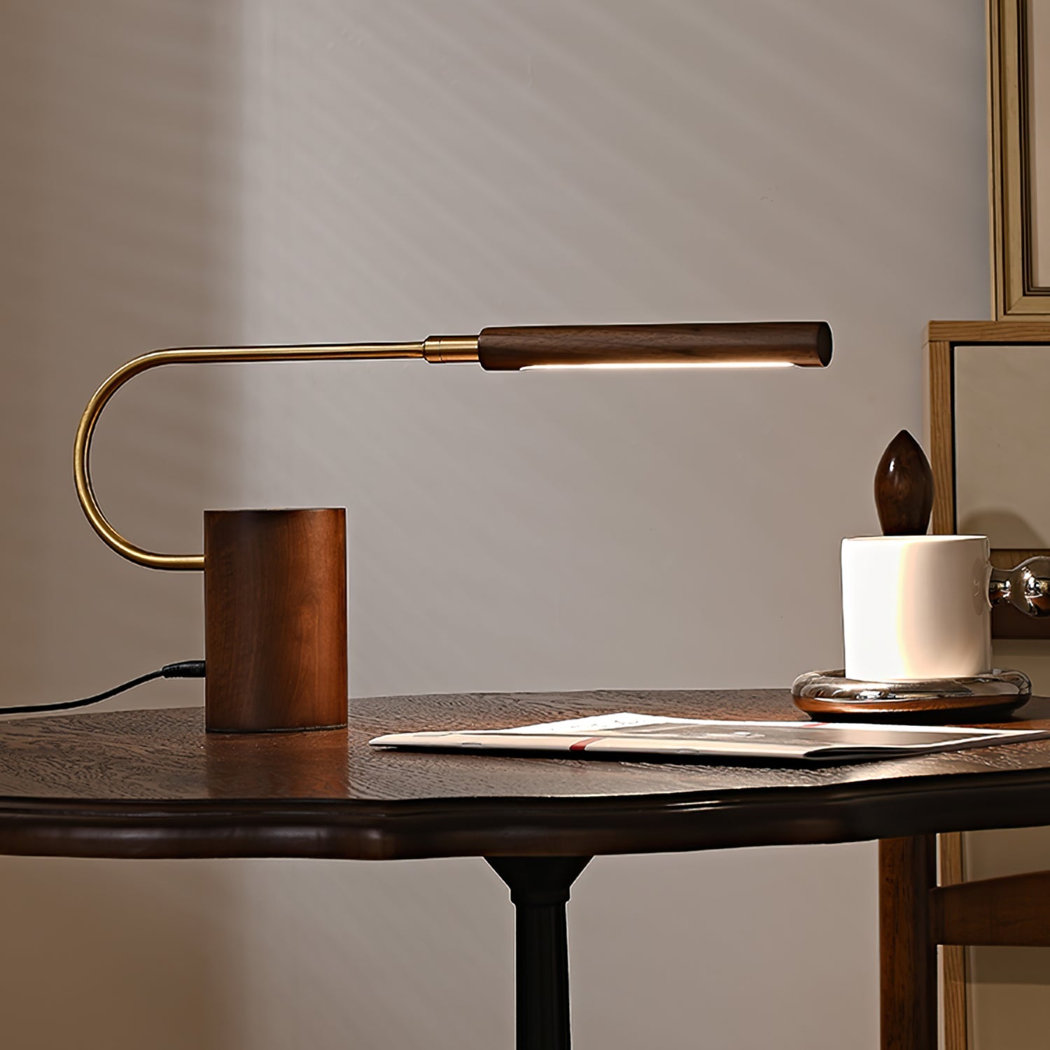 Banker Slim Tischlampe – Elegante Holz-Metall Kombination mit LED Licht 1