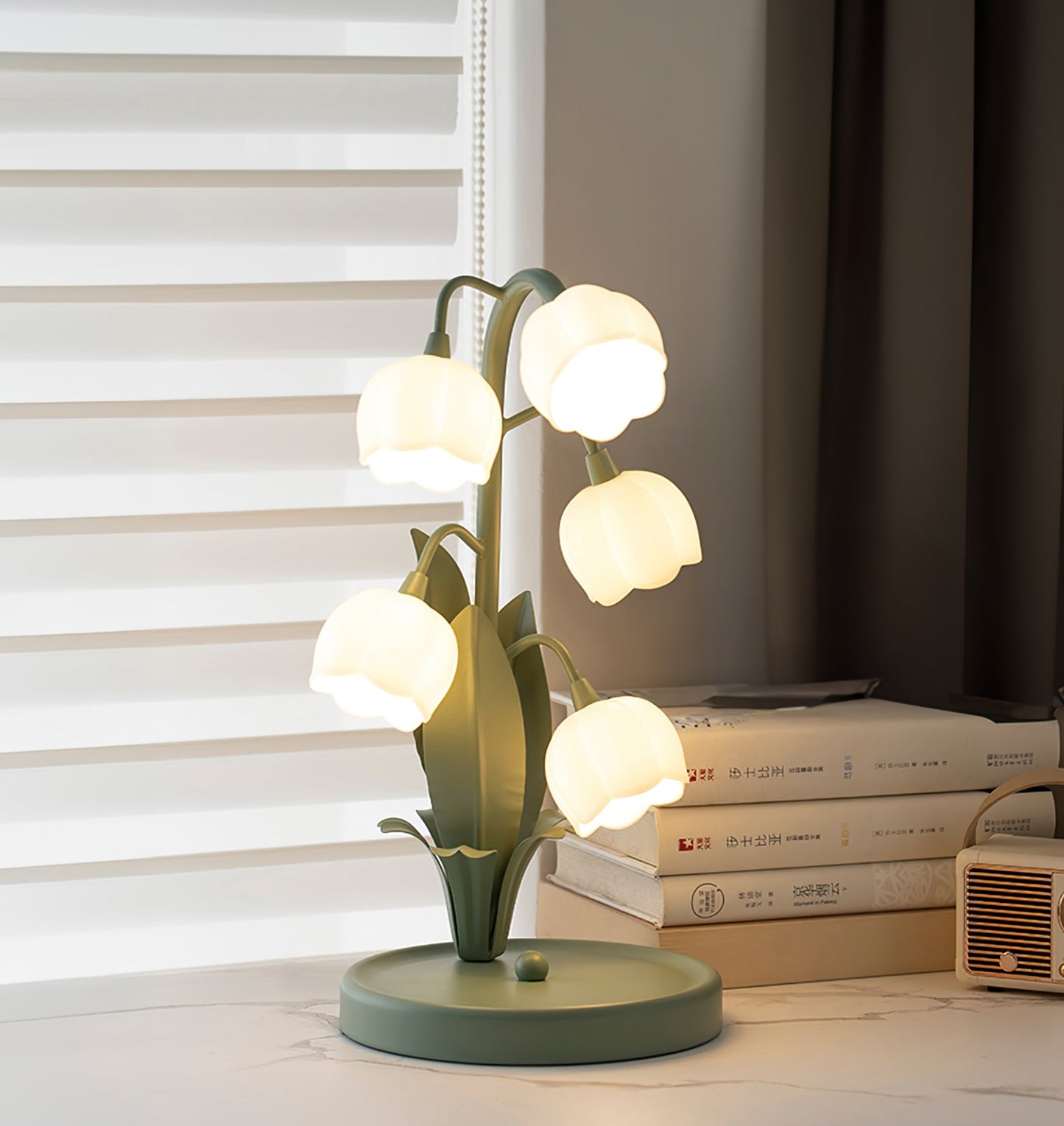 **Bell Orchid Tischlampe – Elegantes Design mit Farbakzenten** 3