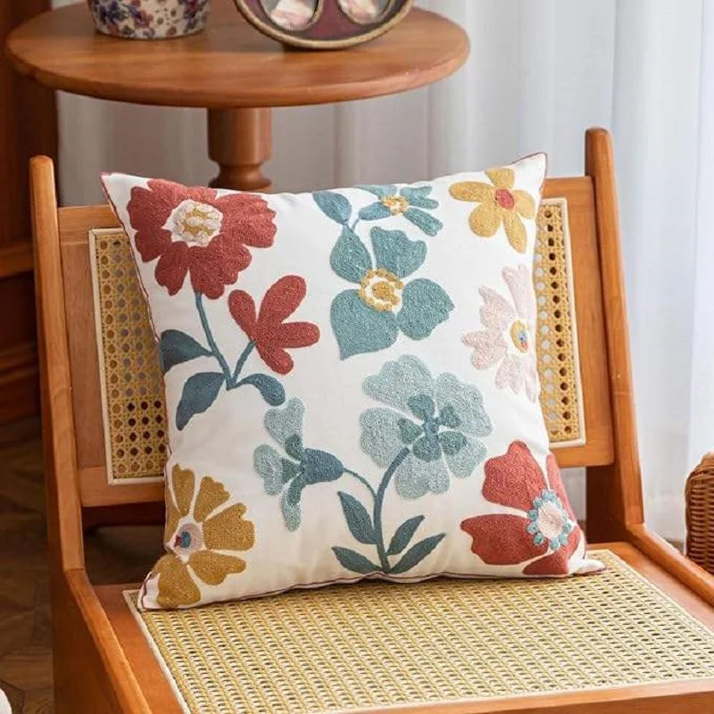 Bloom & Thrive Kissenbezüge – Handgestickte Blumenmuster für Einladende Wohnräume 3