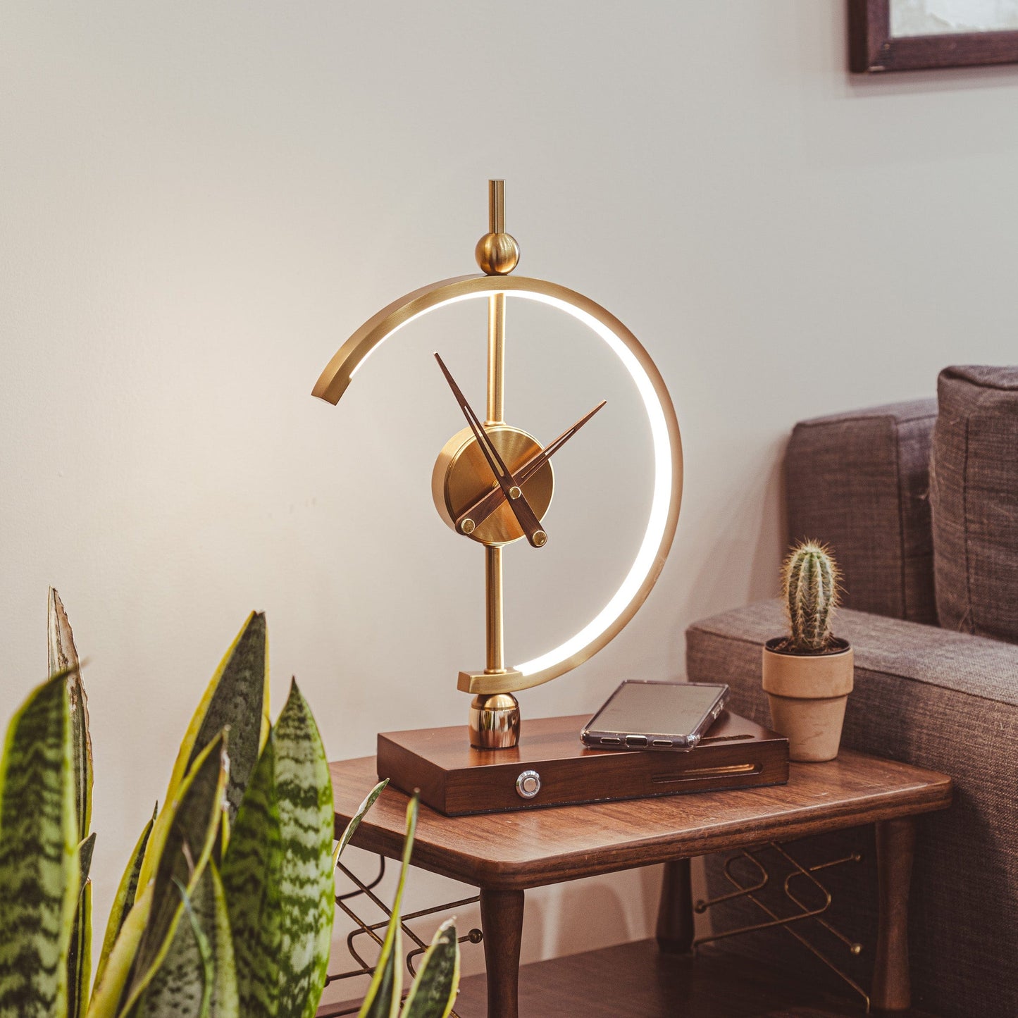 Chronos Kabellose Ladeuhr-Tischlampe – Elegante Beleuchtung Mit Praktischen Funktionen 2