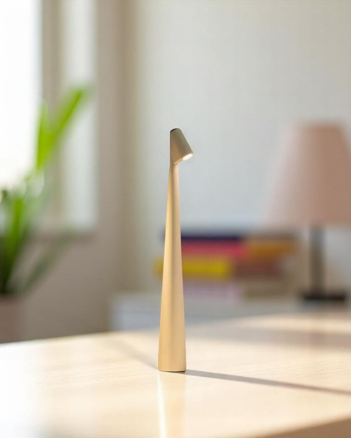 Schlanke Tischlampe Schrägschirm - Stilvolles Licht