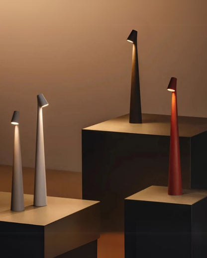 Schlanke Tischlampe Schrägschirm - Stilvolles Licht
