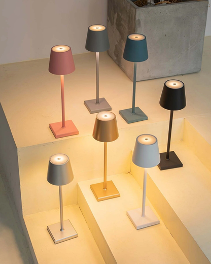 Schlanke Tischlampe Kegelschirm - Stilvolles Licht