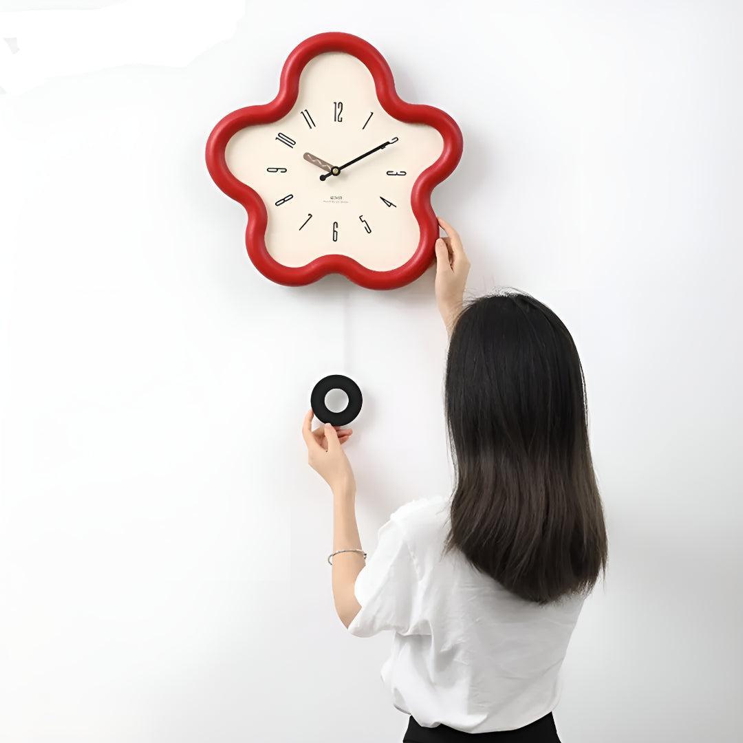 Dekorative Blumen-Wanduhr mit Pendel – Eleganter Zeitmesser für Ihr Zuhause 8