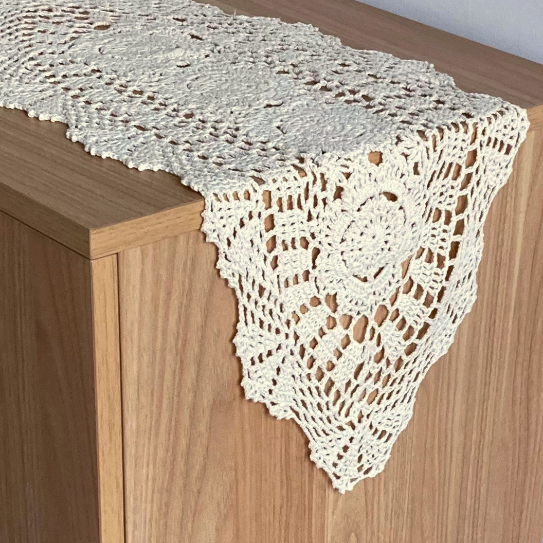 Handgehäkelter Spitzen-Tischläufer Ecru – Elegante Tischdekoration Für Stilvolle Anlässe 0