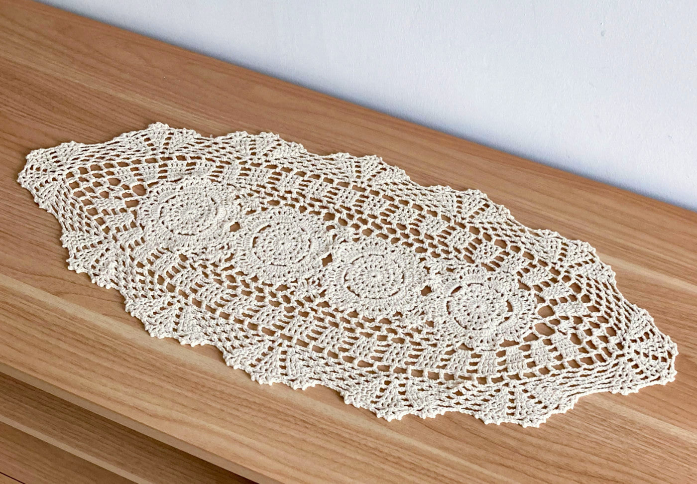 Handgehäkelter Spitzen-Tischläufer Ecru – Elegante Tischdekoration Für Stilvolle Anlässe 2