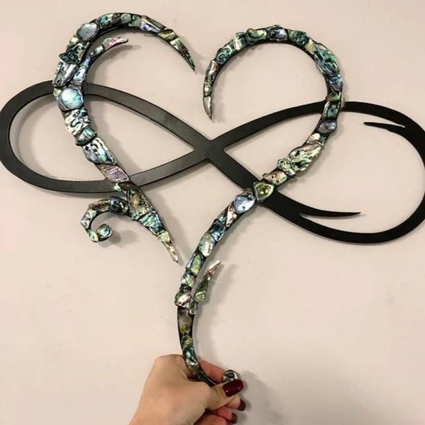 IronEcho Handgeschmiedete Unendlichkeitsherz-Wandskulptur – Ausdruck Von Ewiger Liebe 8