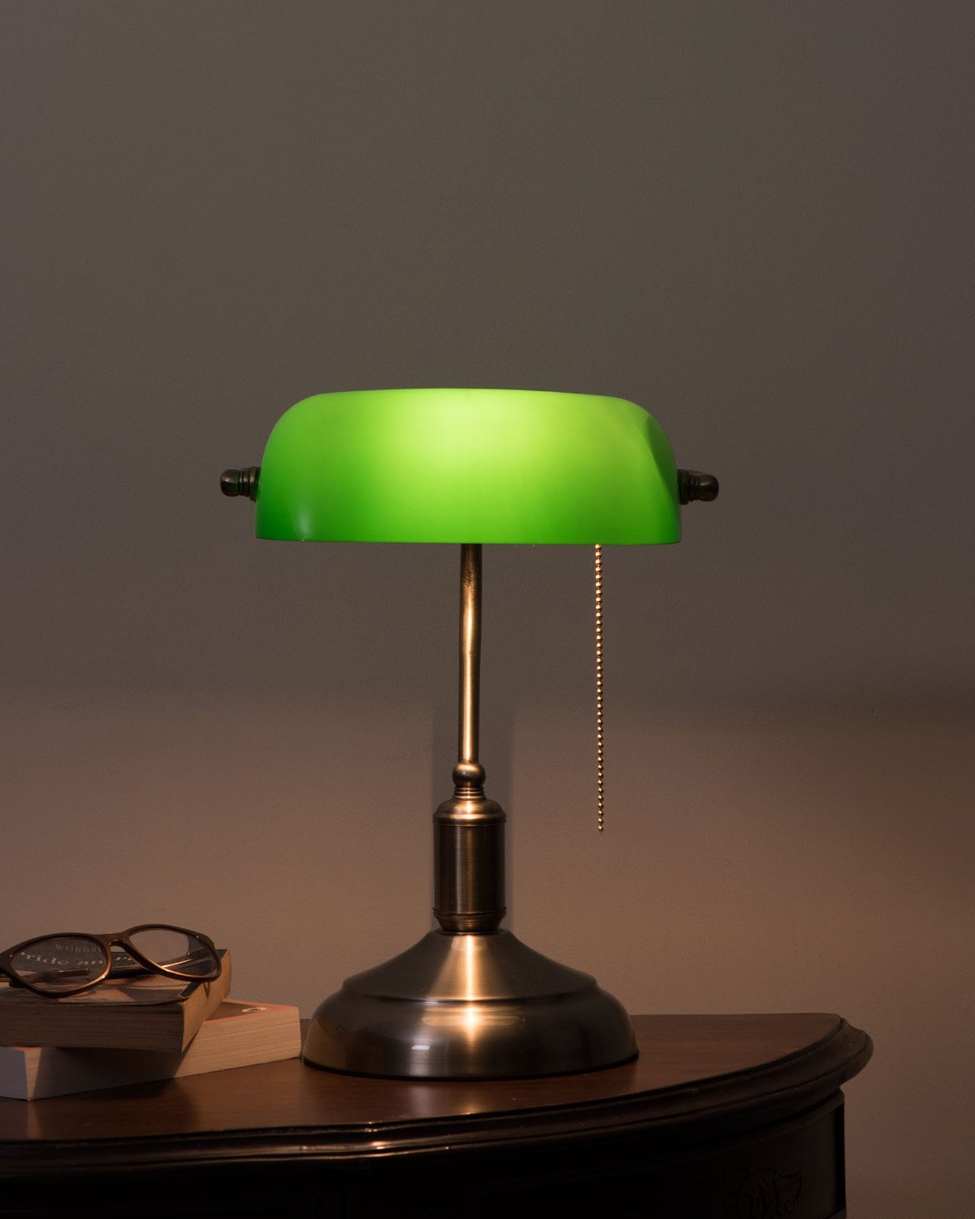 Klassische Bankerlampe Grüner Glasschirm – Elegantes Licht Für Beruhigende Momente 2