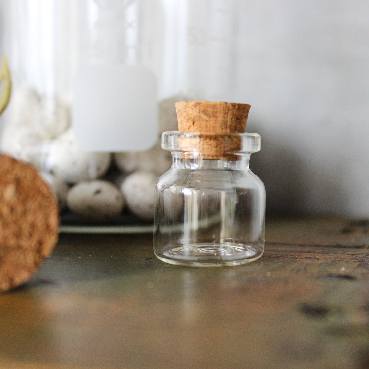 Kleine Glasflasche Mit Korkstopfen – Stilvolle Präsentation Für Ihre Schätze 4