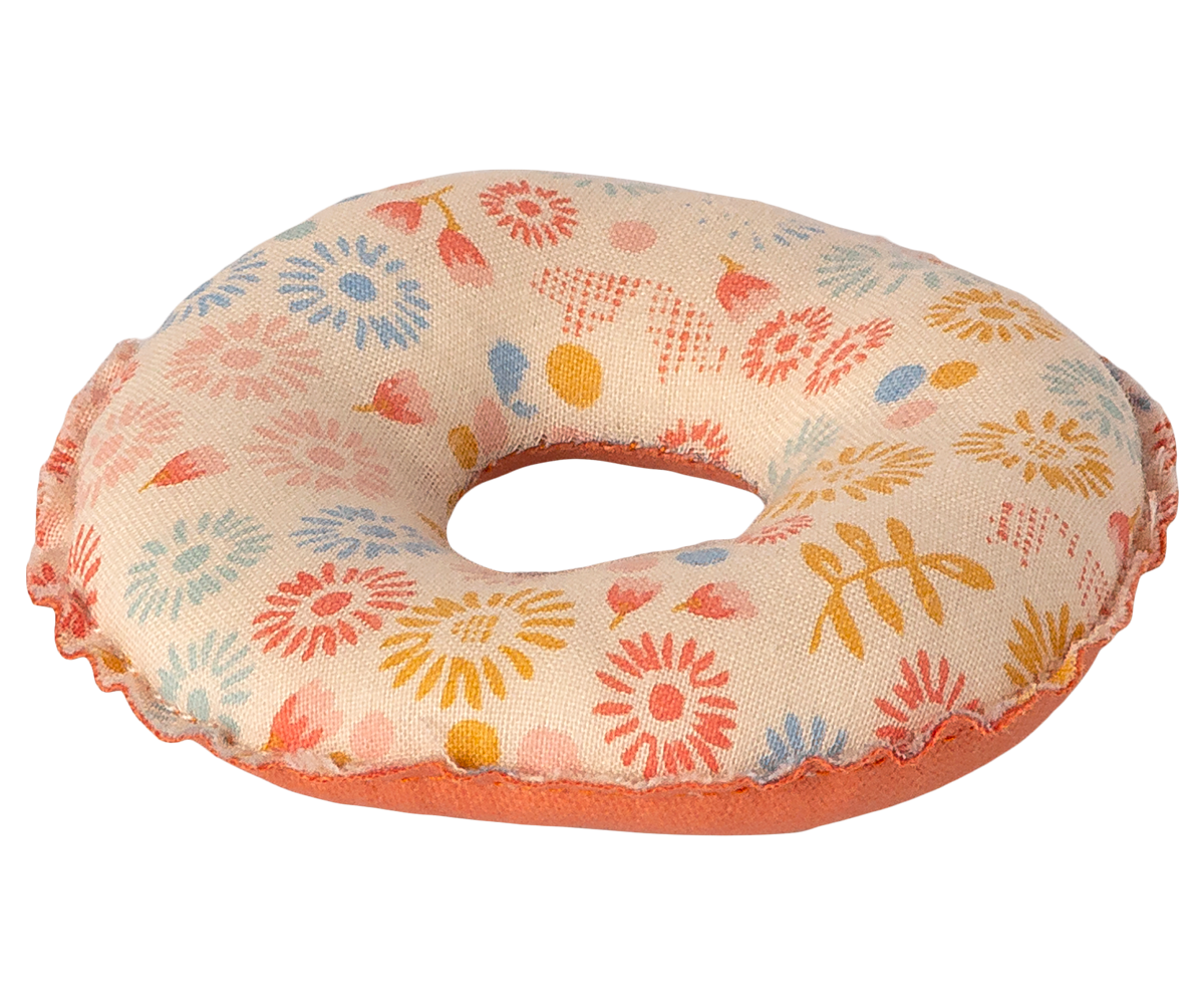 Kleine Maus Schwimmende Röhre – Fantasievolles Spielen Am Strand 0