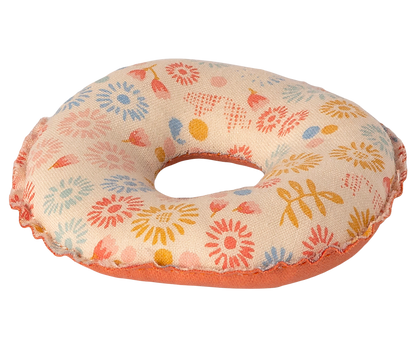 Kleine Maus Schwimmende Röhre – Fantasievolles Spielen Am Strand 0