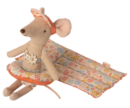 Kleine Maus Schwimmende Röhre – Fantasievolles Spielen Am Strand 2
