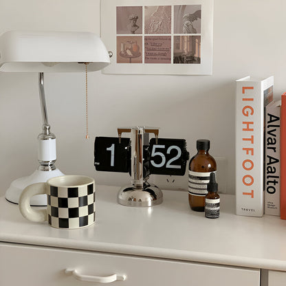 **Minimalistische Flip Uhr** – Stilvolle Zeitmessung mit Retro-Charme 4