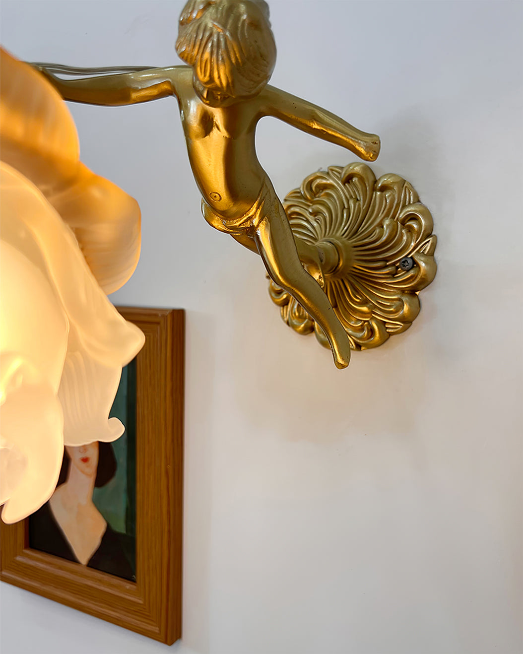 Putti Statuetten Brass Wandlampe – Elegante Lichtquelle Für Stilvolles Ambiente 7