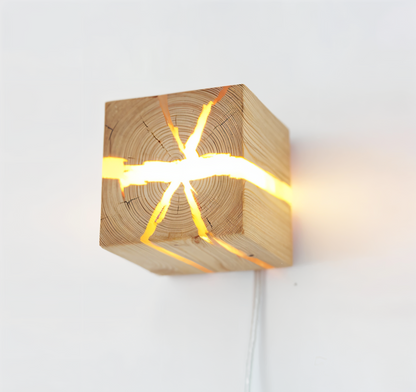 QuadCrackle Wandleuchte Holz – Künstlerisches Lichtspiel für Ihr Zuhause 2