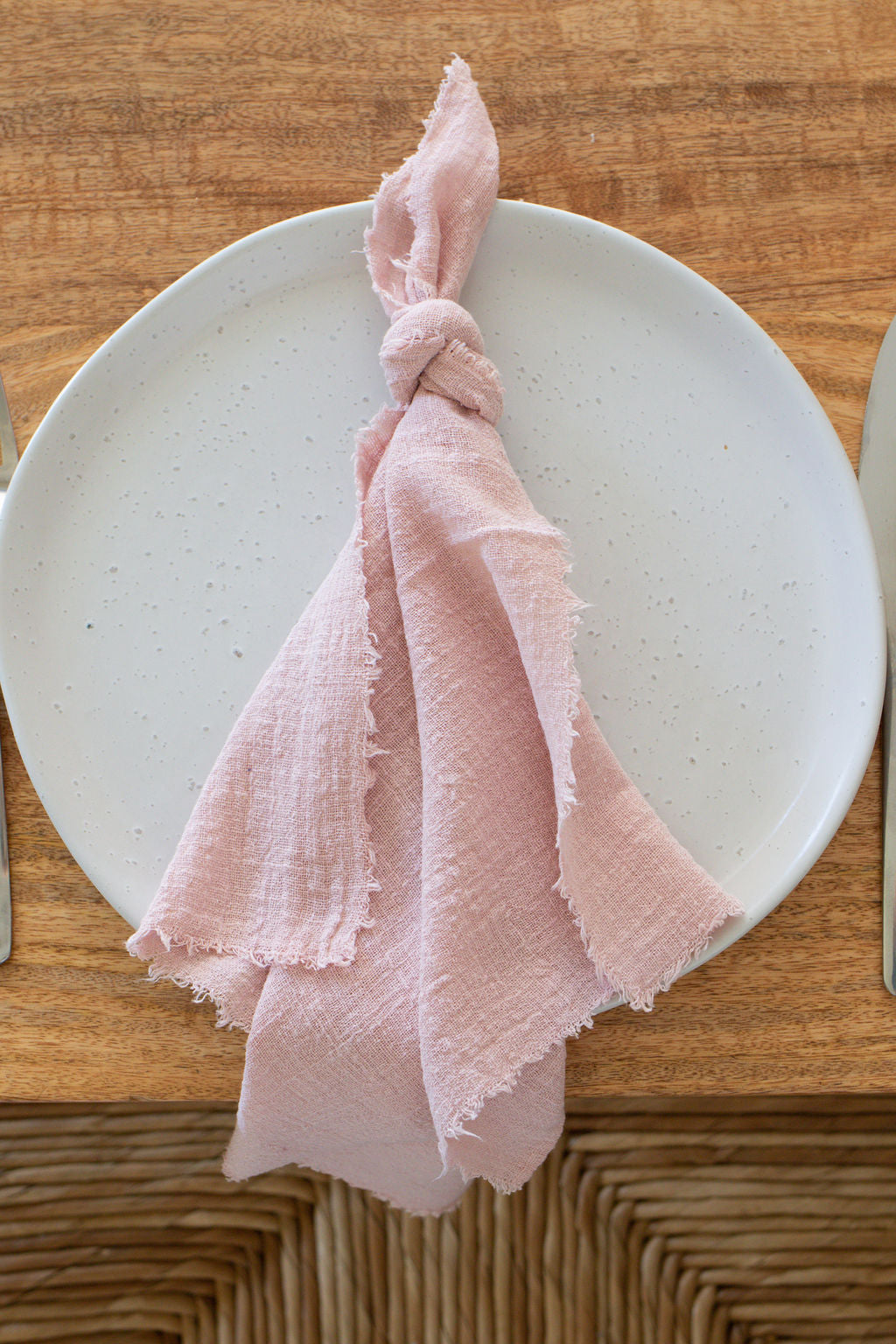 Rosa Ausgefranste Serviette – Elegante Tischgestaltung mit Bio-Baumwolle 1
