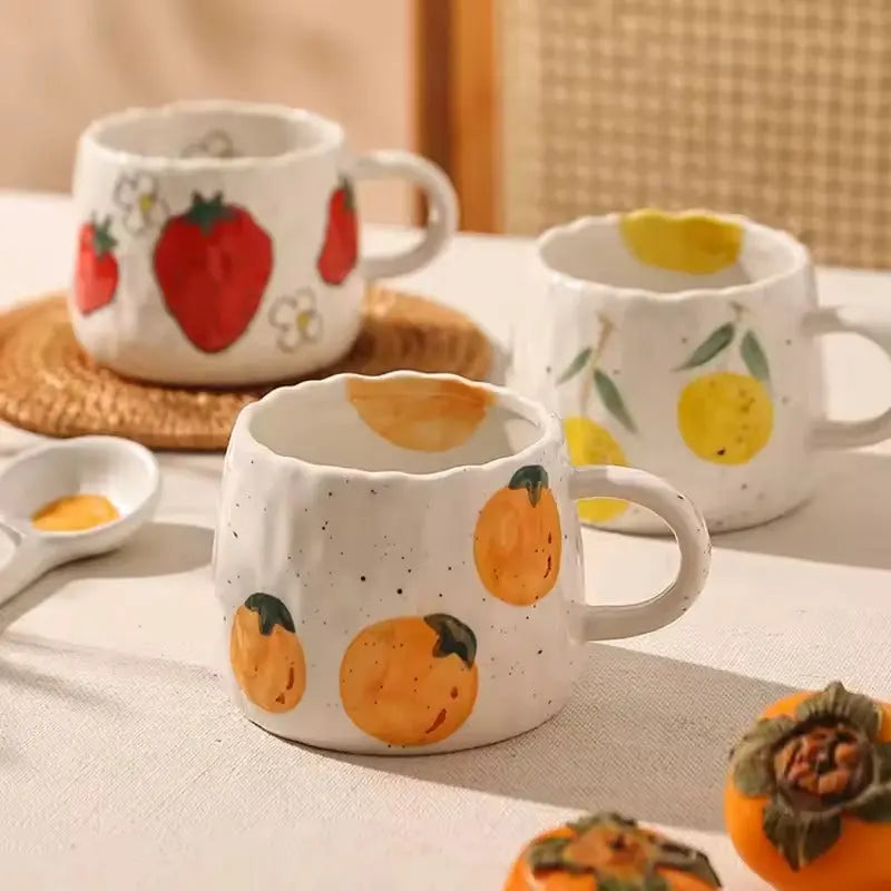 Rustikale Keramiktasse Mit Handgemalten Fruchtmotiven – Charmante Verspieltheit Für Ihren Alltag 0
