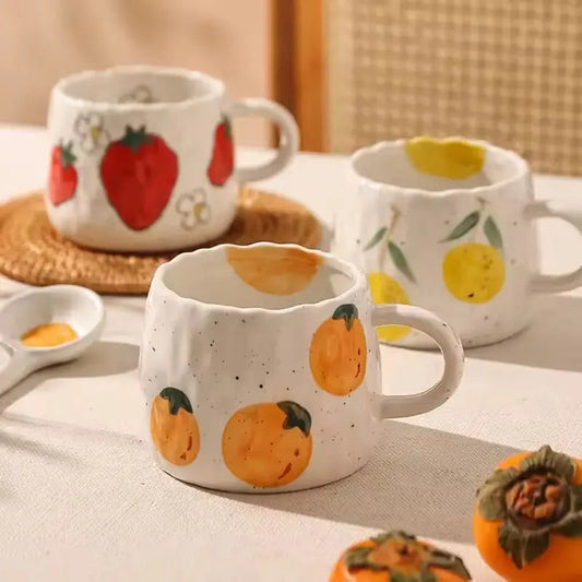 Rustikale Keramiktasse Mit Handgemalten Fruchtmotiven – Charmante Verspieltheit Für Ihren Alltag 0