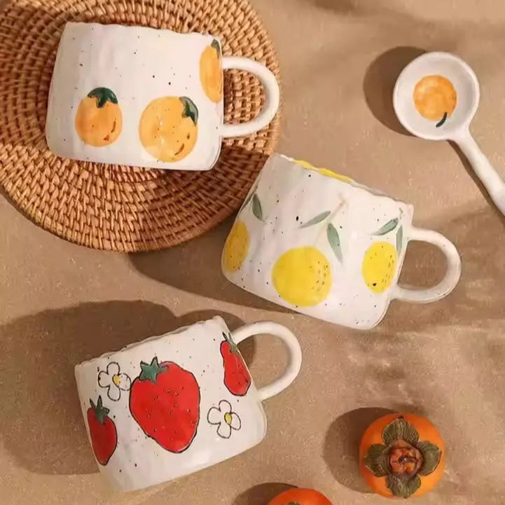 Rustikale Keramiktasse Mit Handgemalten Fruchtmotiven – Charmante Verspieltheit Für Ihren Alltag 1