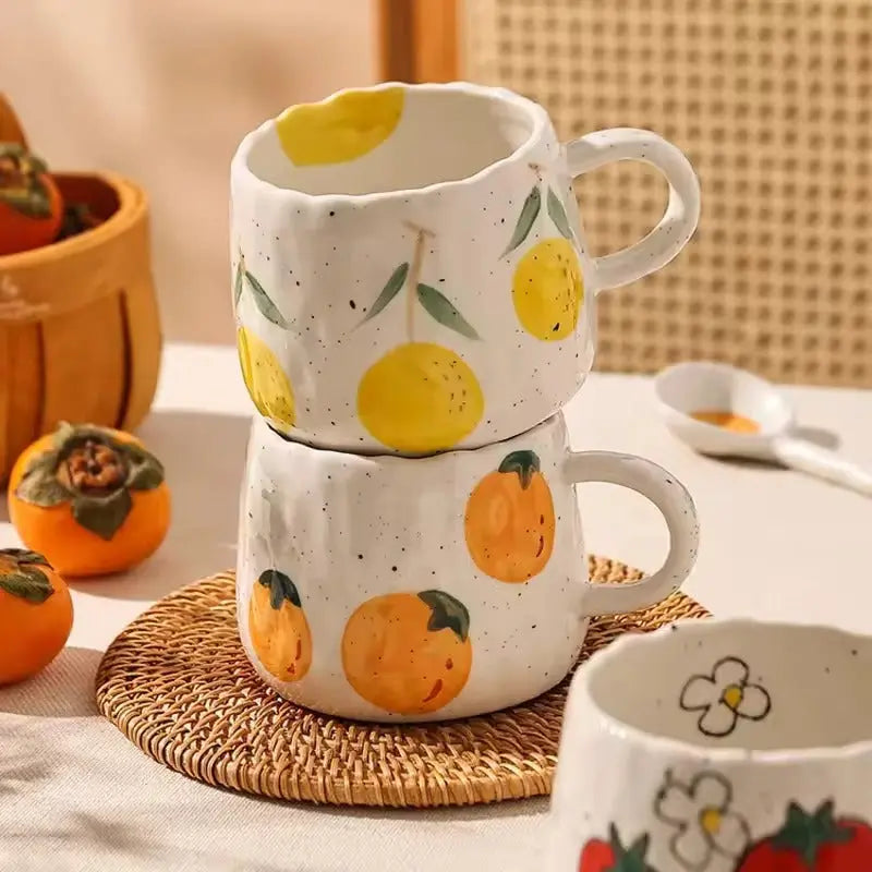 Rustikale Keramiktasse Mit Handgemalten Fruchtmotiven – Charmante Verspieltheit Für Ihren Alltag 2