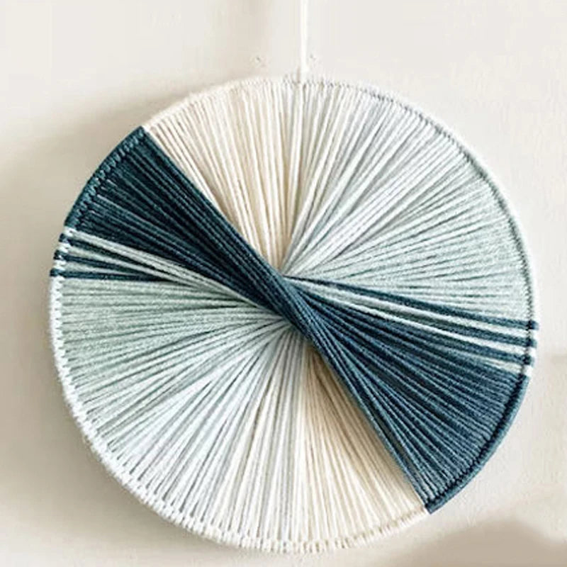 Thread Bloom Wandkunst – Handgefertigtes Fadenmuster Für Ein Modernes Ambiente 8