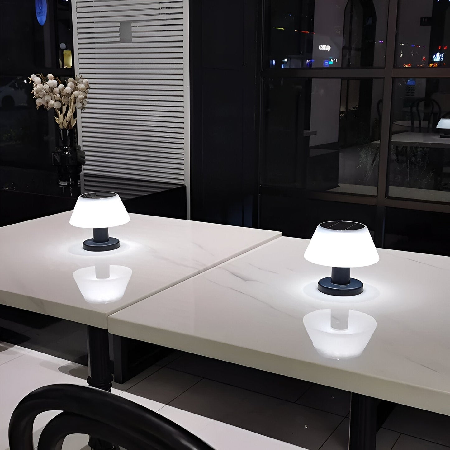 TinySolar Tischlampe Schwarz-Weiß – Nachhaltige Eleganz Für Ihr Zuhause 3