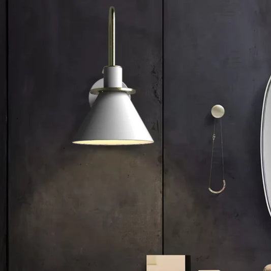 Kegelschirm Wandleuchte - Elegantes Messing-Finish