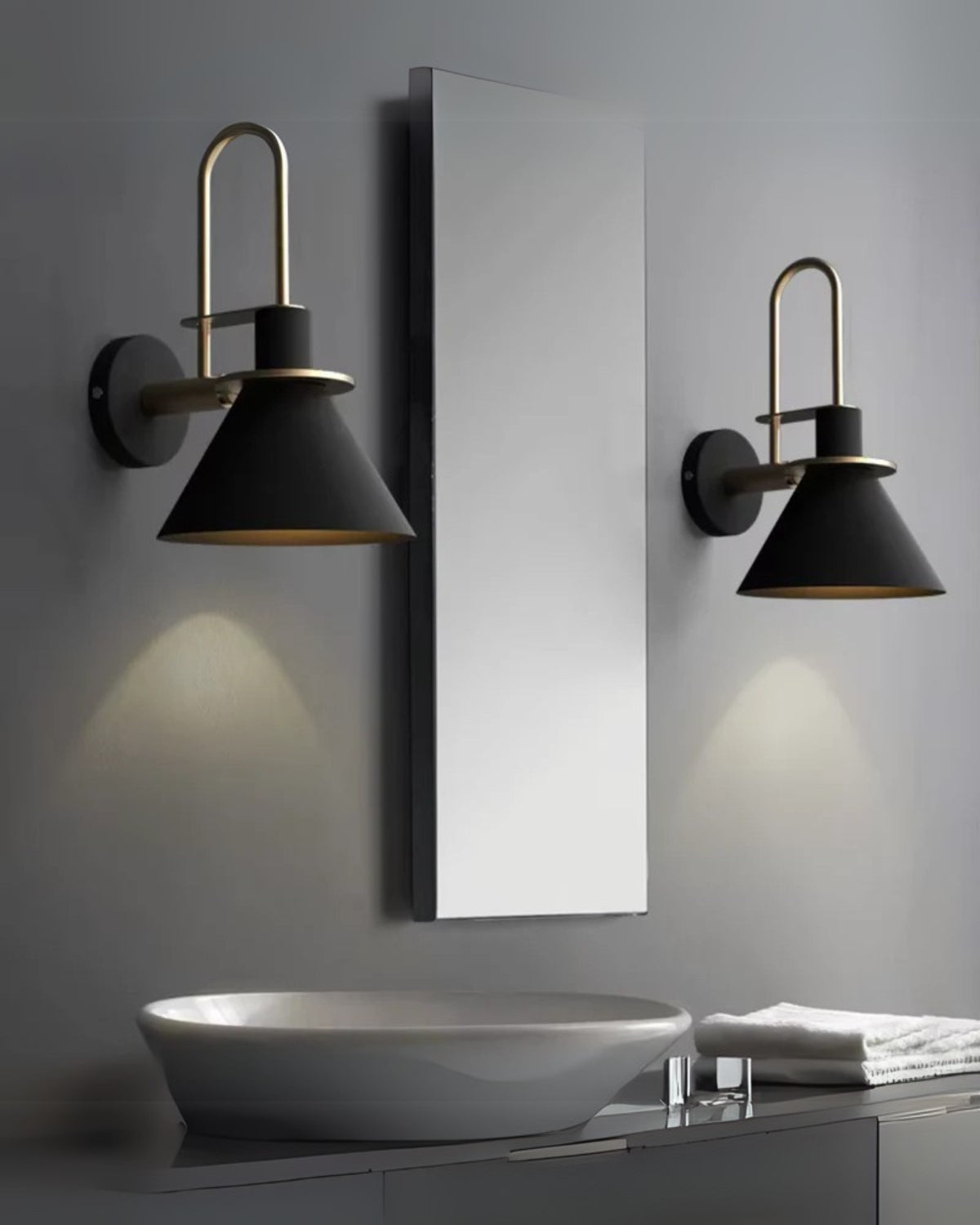 Kegelschirm Wandleuchte - Elegantes Messing-Finish
