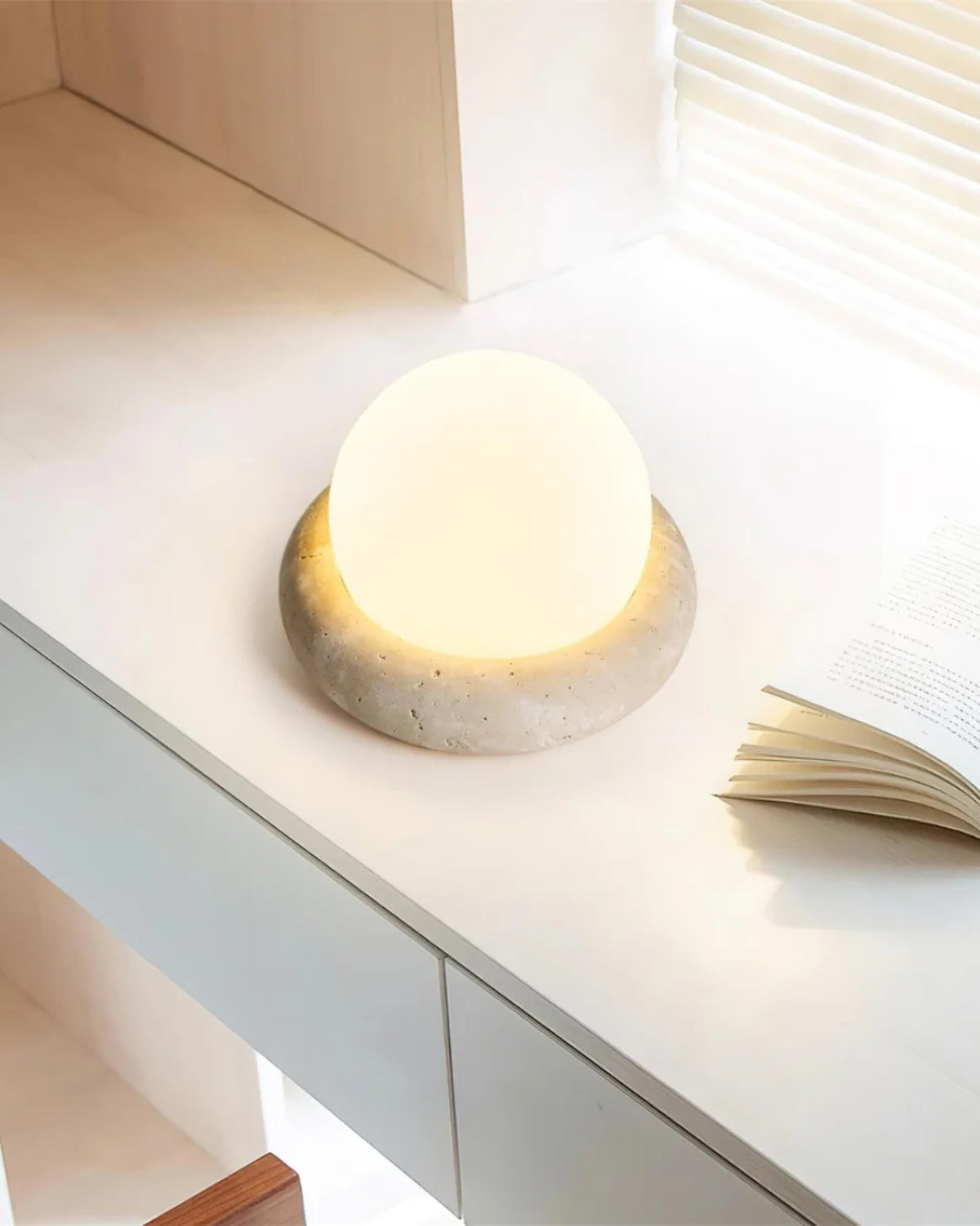 Minimalistische Tischlampe Naturstein – Sanfte Lichtkugel
