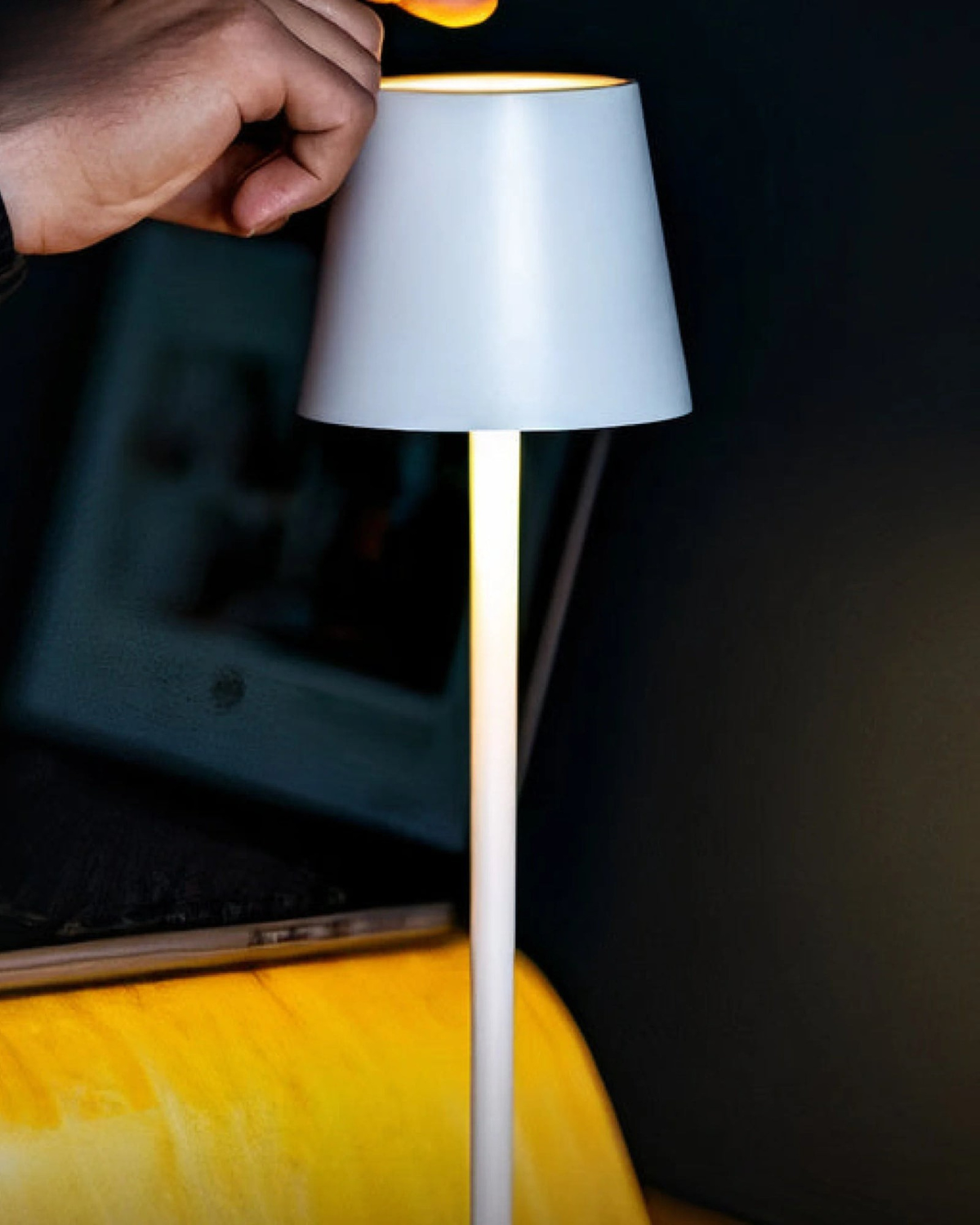 Schlanke Tischlampe Kegelschirm - Stilvolles Licht