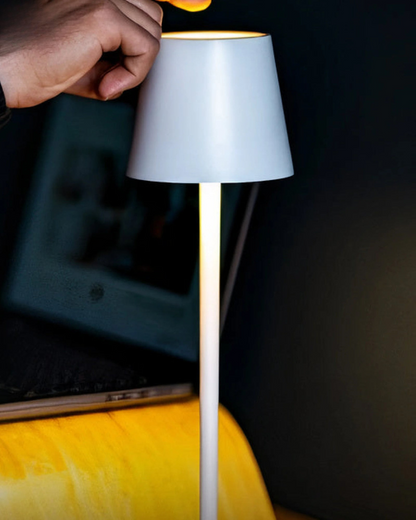Schlanke Tischlampe Kegelschirm - Stilvolles Licht