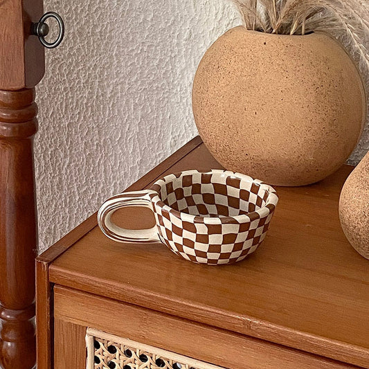 <strong>Keramik-Lattebecher Schachbrettmuster</strong> – Stilvolles Design für Kaffeeliebhaber 0