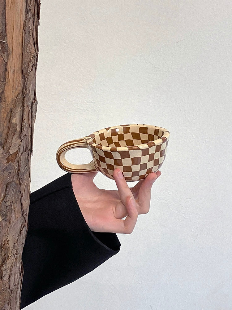 <strong>Keramik-Lattebecher Schachbrettmuster</strong> – Stilvolles Design für Kaffeeliebhaber 3