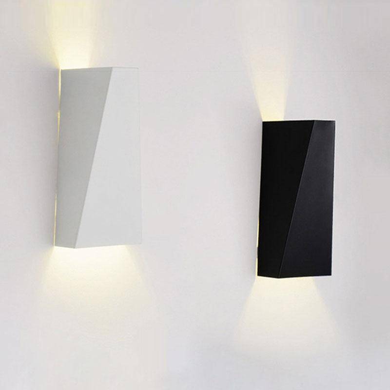 <strong>Kubische LED-Design-Wandleuchte Schwarz oder Weiß</strong> – <strong>Moderne Eleganz für Ihr Zuhause</strong> 1