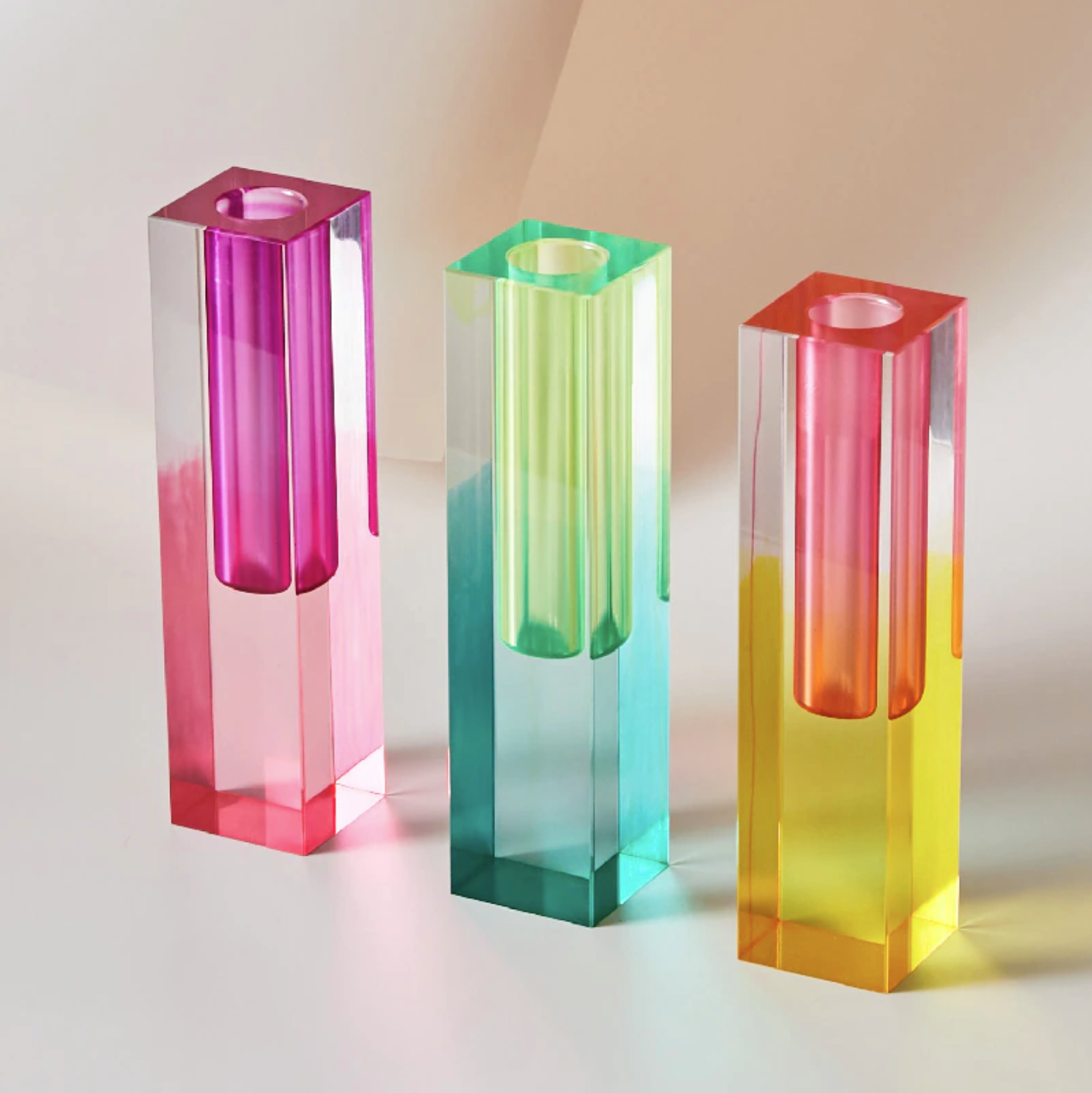 <strong>Moderne Prisma-Acrylvase</strong> – Stilvolle Akzentuierung für Ihr Zuhause 1