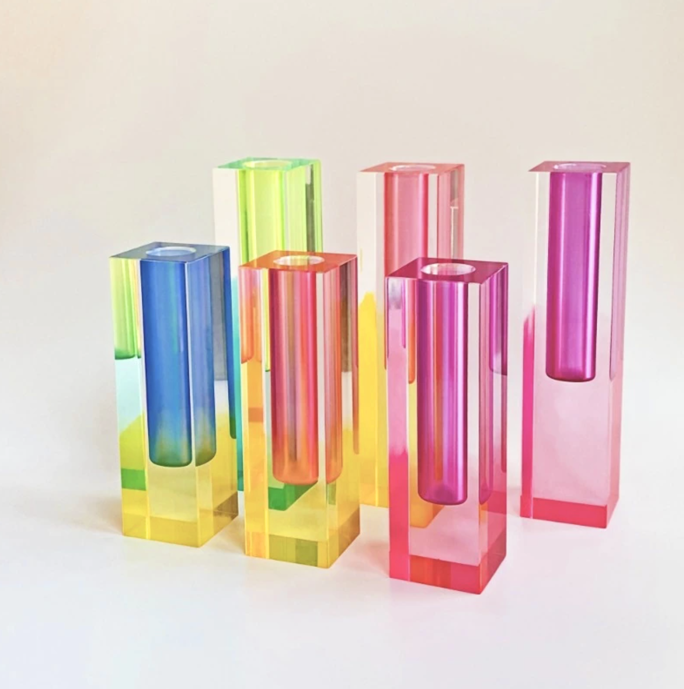 <strong>Moderne Prisma-Acrylvase</strong> – Stilvolle Akzentuierung für Ihr Zuhause 2